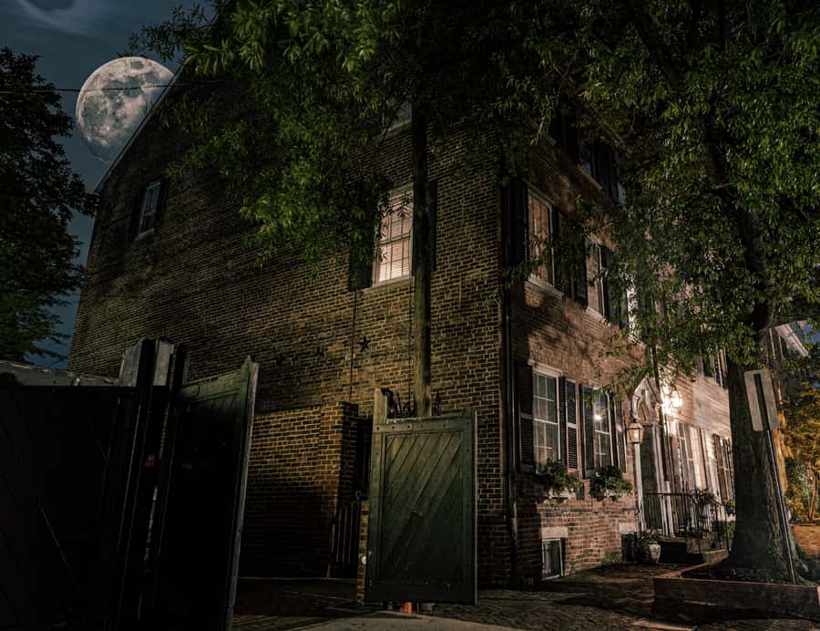 Alexandria: Phantoms of the Potomac Walking Tour - Alexandria City Hall and The Shafer Home: how the tour handles iconic sites