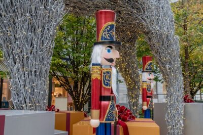 Downtown DC Holiday Tour: Lights, Decorations & Festive Cheer - The first stop: Holiday Street Market and getting in the spirit
