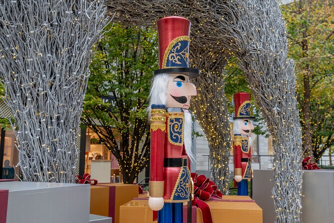 Downtown DC Holiday Tour: Lights, Decorations & Festive Cheer - The first stop: Holiday Street Market and getting in the spirit