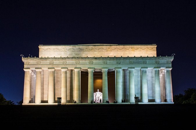Monuments and Memorials Night Walking Tour - Stop 1: Lincoln Memorial at the end of a powerful civil rights story