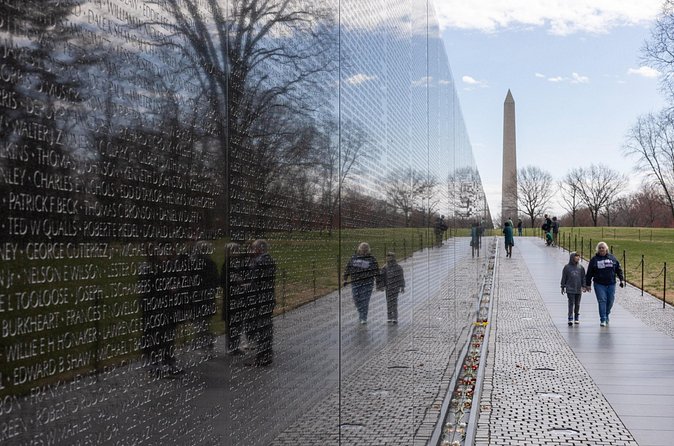 Monuments and Memorials Night Walking Tour - Stop 5: World War II Memorial and the scale of 16 million
